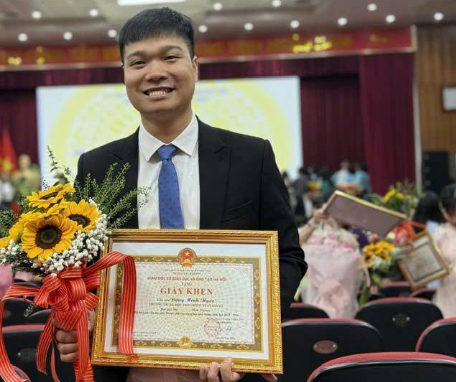 Thầy Đặng Minh Ngọc: Người "truyền lửa" công nghệ và thủ lĩnh thanh niên đầy bản lĩnh tại THPT Xuân Giang